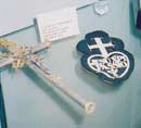 Das Passionistenabzeichen und das Kreuz, platziert auf der Heiligen Gemma